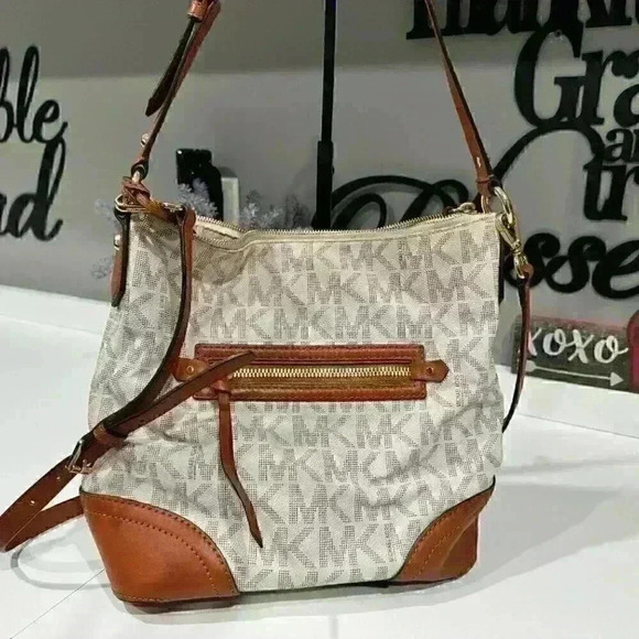 Michael Kors Medium FALLON Messenger Bag Vanilla Acorn - Picture 3 of 3